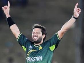 Pak cricketer Afridi loses his cool, attacks excited fan