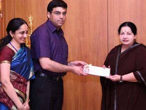 Jaya hands over Rs 2 crore to Viswanathan Anand
