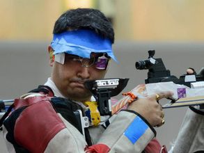 Abhinav Bindra crashes out; Narang in final