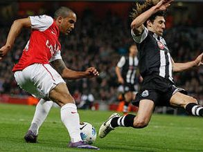 EPL: 5 Arsenal stars sign new contract but not Walcott