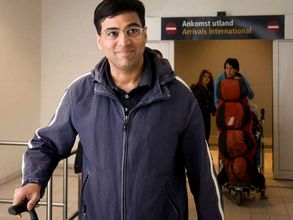 Viswanathan Anand shows his cards; Carlsen refuses