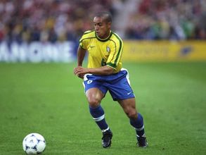 Soccer video: When Roberto Carlos fooled the entire French defence