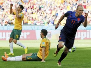 Fifa World Cup 2014: Netherlands beat Socceroos 3-2, reach Round 2