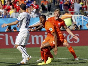 World Cup 2014: Netherlands defeat Chile 2-0, top Group B