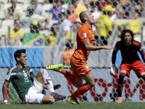 Costa Rica coach wants FIFA to keep an eye on Robben's diving