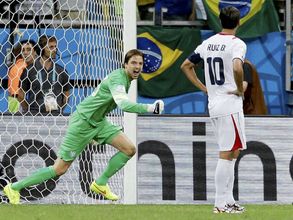 WC 2014: Dutch beat gritty Costa Rica on penalties