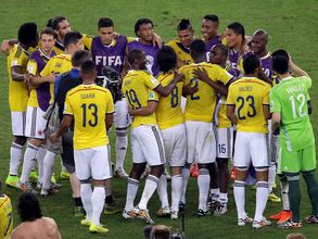Thousands of Colombians welcome football team in Bogota