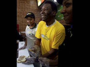 Pele remains in hospital, but shows no signs of infection
