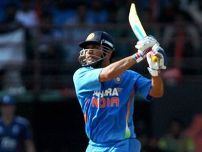 Dhoni seeks Ravi Shastri's advice in testing times