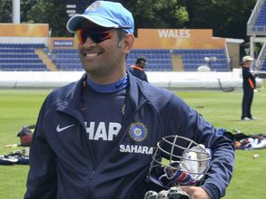WC 2015: MS Dhoni inspects MCG match strip all by himself before SA clash