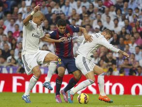Luis Suarez nets twice for Barcelona against Manchester City in UEFA Champions