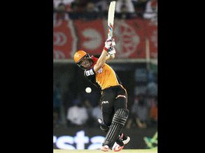 Hyderabad hold nerve to pip Delhi by 6 runs