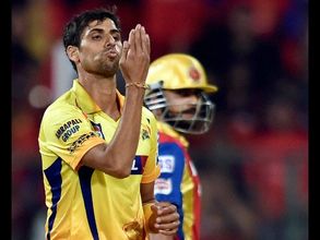 IPL 2015: Nehra, Hussey star in CSK's win over RCB; Dhoni's boys make 6th final