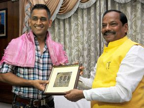 Captain Dhoni meets Jharkhand CM; refuses to comment on CSK ban
