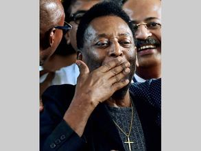Pele to auction off his medals, trophies and 1,000-goal crown