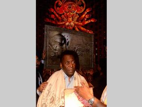 Football legend Pele visits Durga Puja pandal in Kolkata