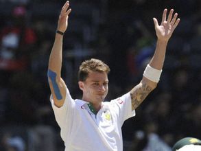Injured Dale Steyn starts bowling ahead of 3rd India Test