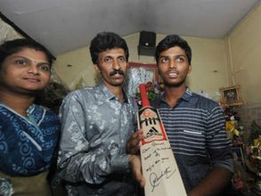 Sachin Tendulkar gifts his bat to world record holder Pranav Dhanawade