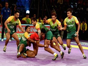 Pro Kabaddi League: Patna Pirates tame Bengaluru Bulls 33-24