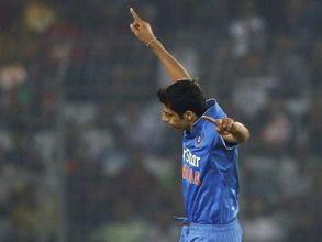 MS Dhoni praises 'disciplined' Ashish Nehra and Yuvraj Singh