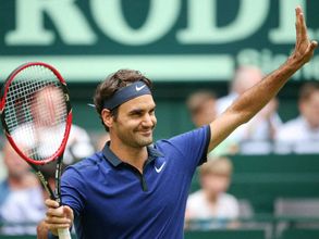 Roger Federer eases into quarter-finals in Wimbledon warm-up tournament