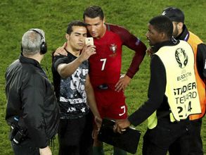 Euro 2016: Portugal's Cristiano Ronaldo joins pitch invader for selfie