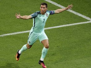 Sir Alex Ferguson hails Cristiano Ronaldo as a 'special' player