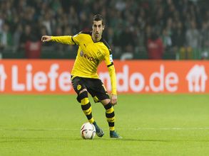 Henrikh Mkhitaryan joins Manchester United