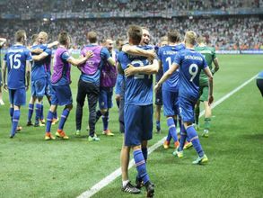 Video: Iceland football team receives overwhelming reception from fans