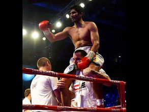 Vijender Singh beats Kerry Hope: MS Dhoni to PM Modi hail 'King of Ring'