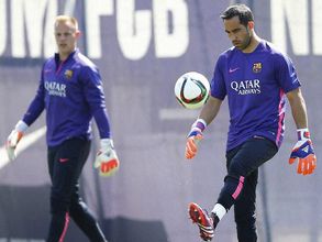 Claudio Bravo arrives in England to complete his deal with Manchester City