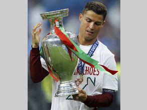 Cristiano Ronaldo wins 'UEFA Best Player in Europe' Award
