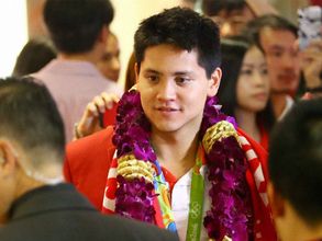 Rousing welcome in Singapore for Joseph Schooling, PM takes selfie