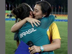Rio Olympics 2016: Stadium manager proposes to Brazilian rugby player