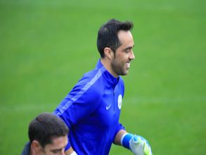Manchester City goalkeeper Claudio Bravo excited to return to face Barcelona