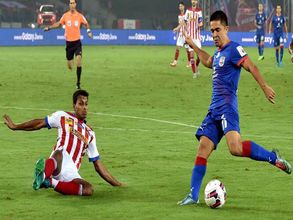 ISL: Mumbai City FC retain Sunil Chhetri for 2016 season