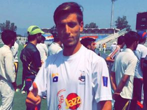 This young Pakistan pacer, Yasir Jan, can bowl with both hands