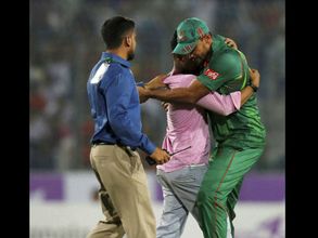 VIDEO: Mashrafe Mortaza protects pitch invader from security during ODI