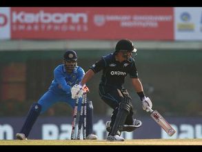 Twitter hails 'lightening quick' MS Dhoni behind wickets in 3rd ODI