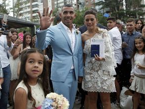 Argentine football star Carlos Tevez marries childhood sweetheart