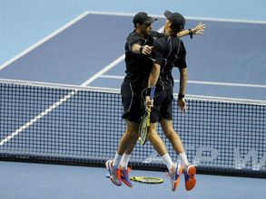 Australian Open: Bryan brothers storm into finals