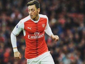 Ozil wants clarity on Wenger's future before signing new contract