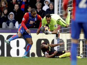 Pep Guardiola heaps praise on goalkeeper Claudio Bravo