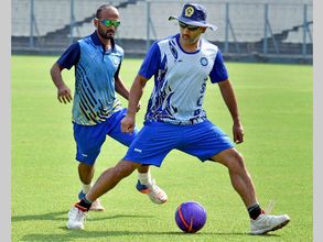 Jharkhand captain MS Dhoni motivates his team-mates