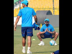 Virat Kohli is learning captaincy tricks from 'vastly experienced' MS Dhoni