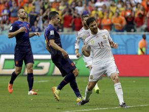 Xabi Alonso officially announces he will retire at the end of the season