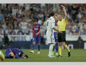 Lionel Messi hits 500th goal as Barcelona win 'El Clasico'