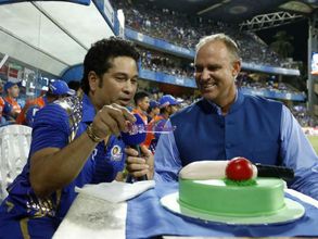 IPL 2017: Sachin Tendulkar celebrates birthday in MI dug out at Wankhede Stadium