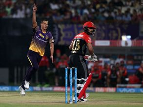 IPL 2017: Furious Virat Kohli blames 'one guy' for golden duck, summons umpire