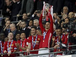 Striker set to reject Liverpool for Manchester United
